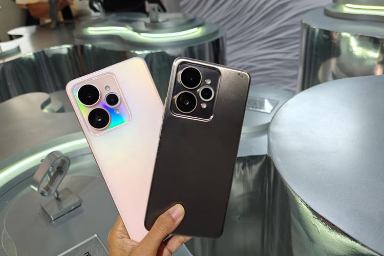 Varian warna Realme 15 di Indonesia, yakni Suit Titanium dan Silk Pink.
