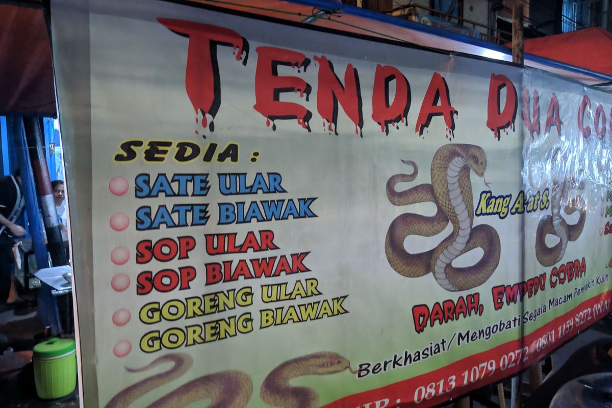 Warung tenda sate kobra di kawasan kuliner Pasar Lama Kota Tangerang, Selasa (24/12/2019)