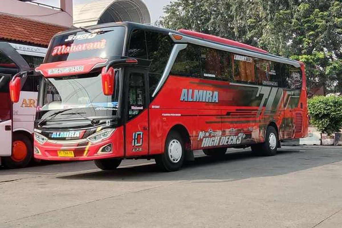Armada bus milik PO Almira yang melayani perjalanan trayek Bekasi-Palembang