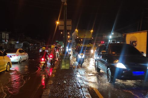 Pantura Sayung Banjir Rob, Ingat Batas Aman Mobil Terjang Genangan Air