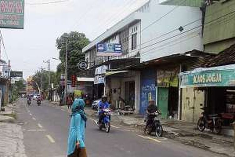 Kampung Pathuk di Kota Yogyakarta, Daerah Istimewa Yogyakarta, dikenal sebagai sentra industri penganan bakpia. Di kampung yang terletak di Jalan KS Tubun itu berderet toko penjual bakpia, akhir Maret 2016.