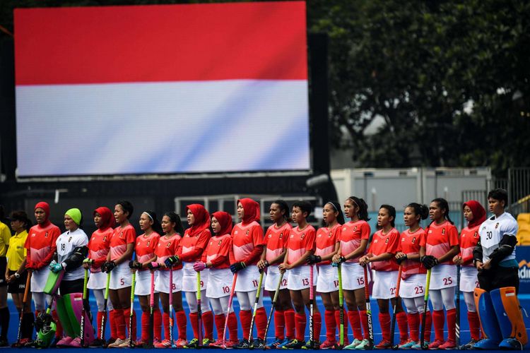 Tim Hoki Indonesia menyanyikan lagu kebangsaan sebelum mulai pertandingan melawan Kazkhstan dalam babak penyisihan grup Hoki Putri Asian Games 2018 di Lapangan Hoki, Komplek Gelora Bung Karno, Jakarta Pusat, Kamis (23/8/2018). Tim Hoki Indonesia menang dengan skor 2-1 atas tim Kazakhstan.