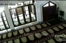 Seorang Pria Terekam CCTV Curi Uang di Kotak Amal Masjid di Pancoran