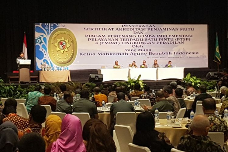 Acara penyerahan penghargaan dan sertifikat akreditasi dan penjaminan mutu dan Lomba Pelayanan terpadu satu pintu dan pengadilan tingkat Banding di Nusa Dua, Bali, Senin (9/9/2018).