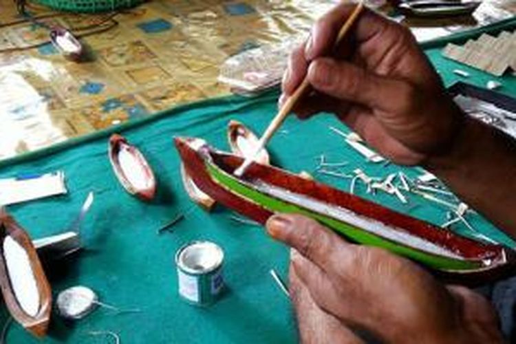 Pembuatan miniatur perahu tradisional Banjar di Pulau Sewangi, Kecamatan Berangas, Kabupaten Baritokuala, Kalimantan Selatan.