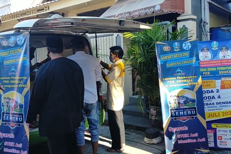 Sejumlah warga membayar pajak di Samsat Keliling Ditlantas Polda Jatim. Berikut prosedur cek pajak kendaraan Jatim via daring atau cek pajak kendaraan online Jatim (cek pajak Jatim).