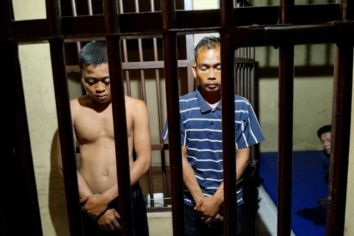 Ajum (37) dan Rian (24), dua pelaku begal yang menewaskan seorang ayah saat jemput putrinya di Bogor ditangkap, kedua pelaku ini langsung dijebloskan ke jeruji besi di Mapolsek Ciampea, Kabupaten Bogor, Selasa (22/10/2024).