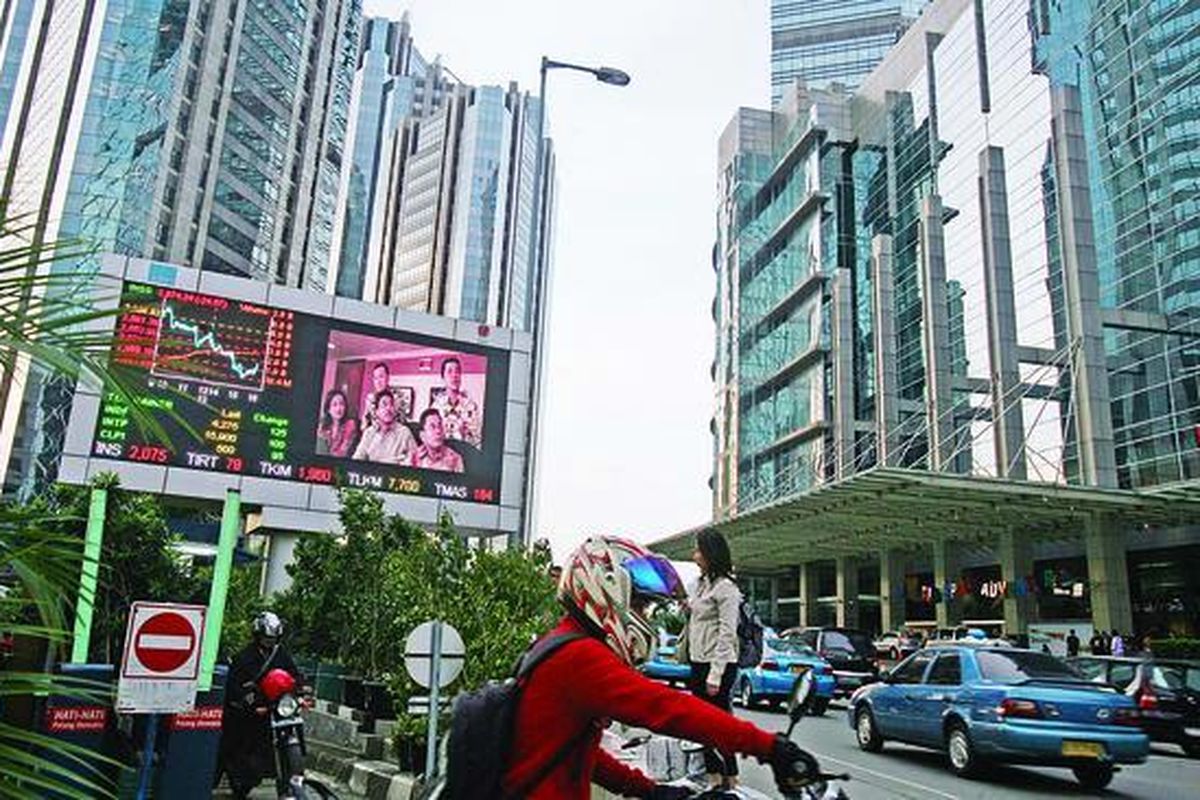 Ekonomi Indonesia tahun 2011 diperkirakan tumbuh 6,4 persen, lebih tinggi dari 2010 yang 5,9-6 persen. Meski demikian, sejumlah masalah harus diselesaikan, seperti menurunkan jumlah orang miskin dan pengangguran, dengan antara lain mendorong industri manufaktur.