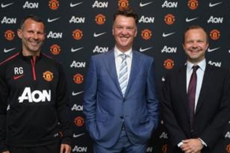 Manajer anyar Manchester United, Louis van Gaal (tengah) bersama Ryan Giggs dan Ed Woodward di Carrington, Rabu (16/7/2014). 