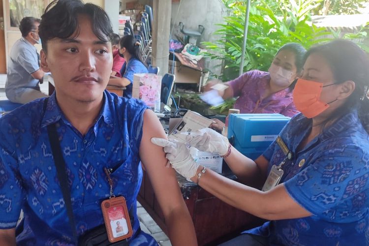 Vaksinasi booster dosis kedua untuk masyarakat umum di Kabupaten Buleleng, Provinsi Bali, dimulai, Selasa (24/1/2023).