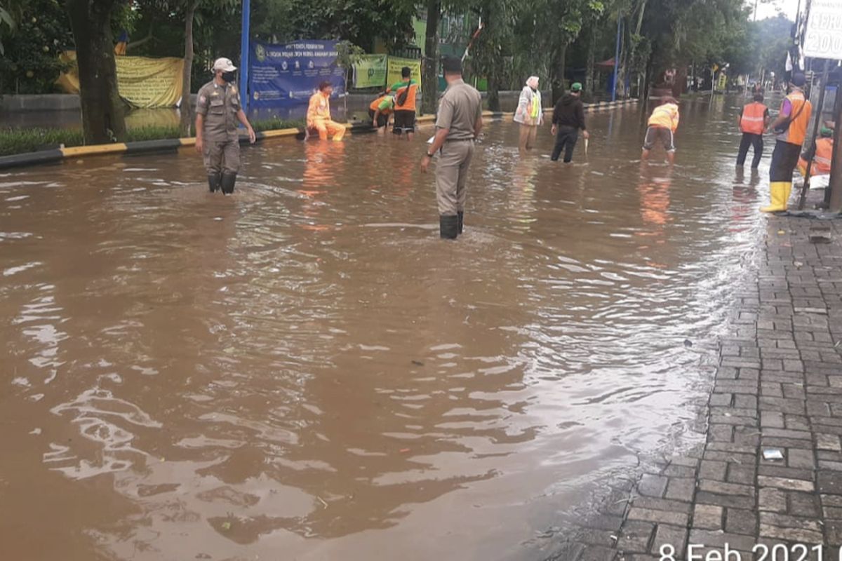 Luapan air hingga menyebabkan banjir di Jalan Moh. Kahfi 2, Srengseng Sawah, Jagakarsa, Jakarta Selatan berasal dari aliran Kali Cabang Tengah pada Senin (8/2/2021) pagi.