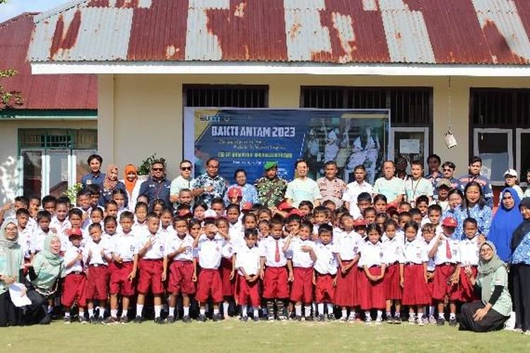PT Antam adakan kegiatan Bakti Antam 2023, di Desa Gamesan, Maluku Utara.