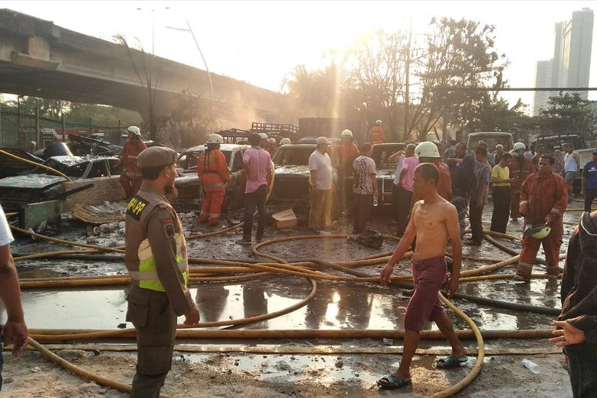 kebakaran di area parkir Pademangan Jakarta Utara