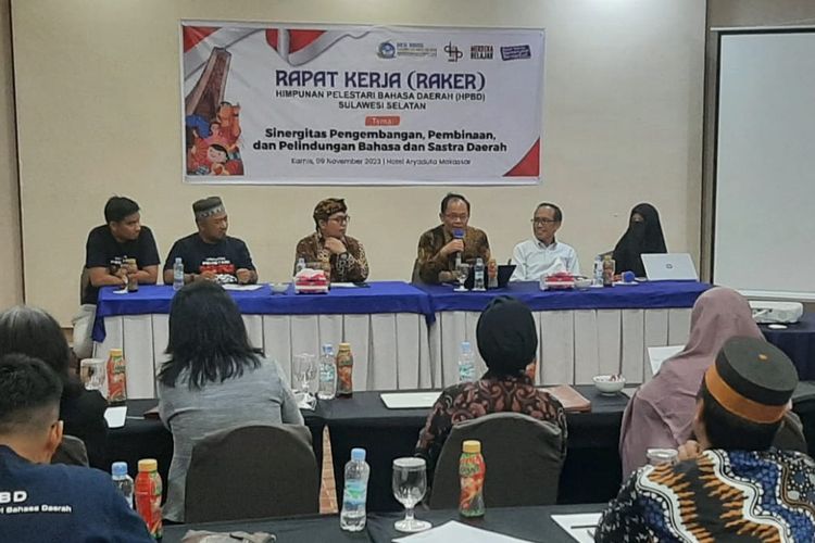 Sekretaris Badan Bahasa Hafidz Muksin (ketiga dari kanan) memaparkan tentang pelestarian bahasa daerah dalam permbukaan Rapat Kerja Himpunan Pelestari Bahasa Daerah Sulawesi Selatan di Makassar, Kamis (9/11/2023).