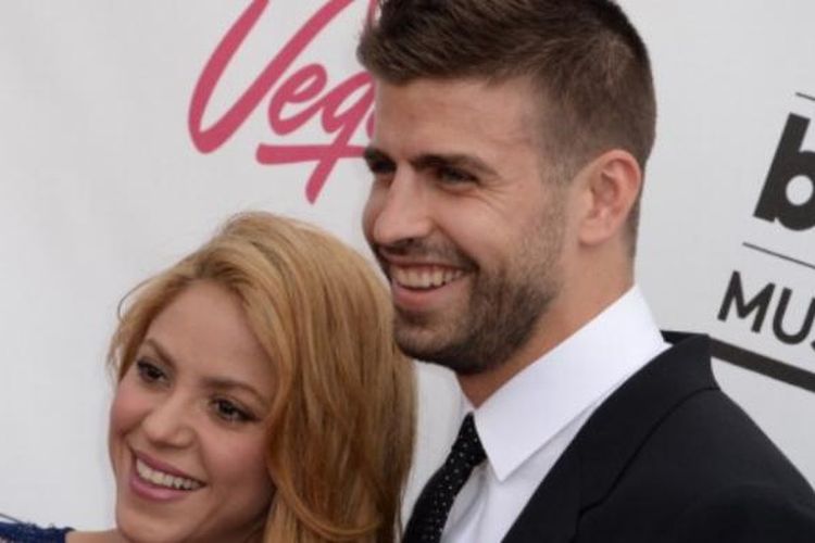 Penyanyi Shakira (kiri) bersama kekasihnya, pesepak bola Spanyol Gerard Pique (kanan).