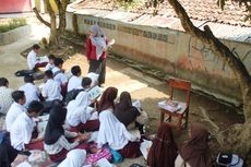 Untuk Siswa SD Cianjur, Belajar di Bawah Pohon Terasa Lebih Aman Ketimbang Dalam Kelas