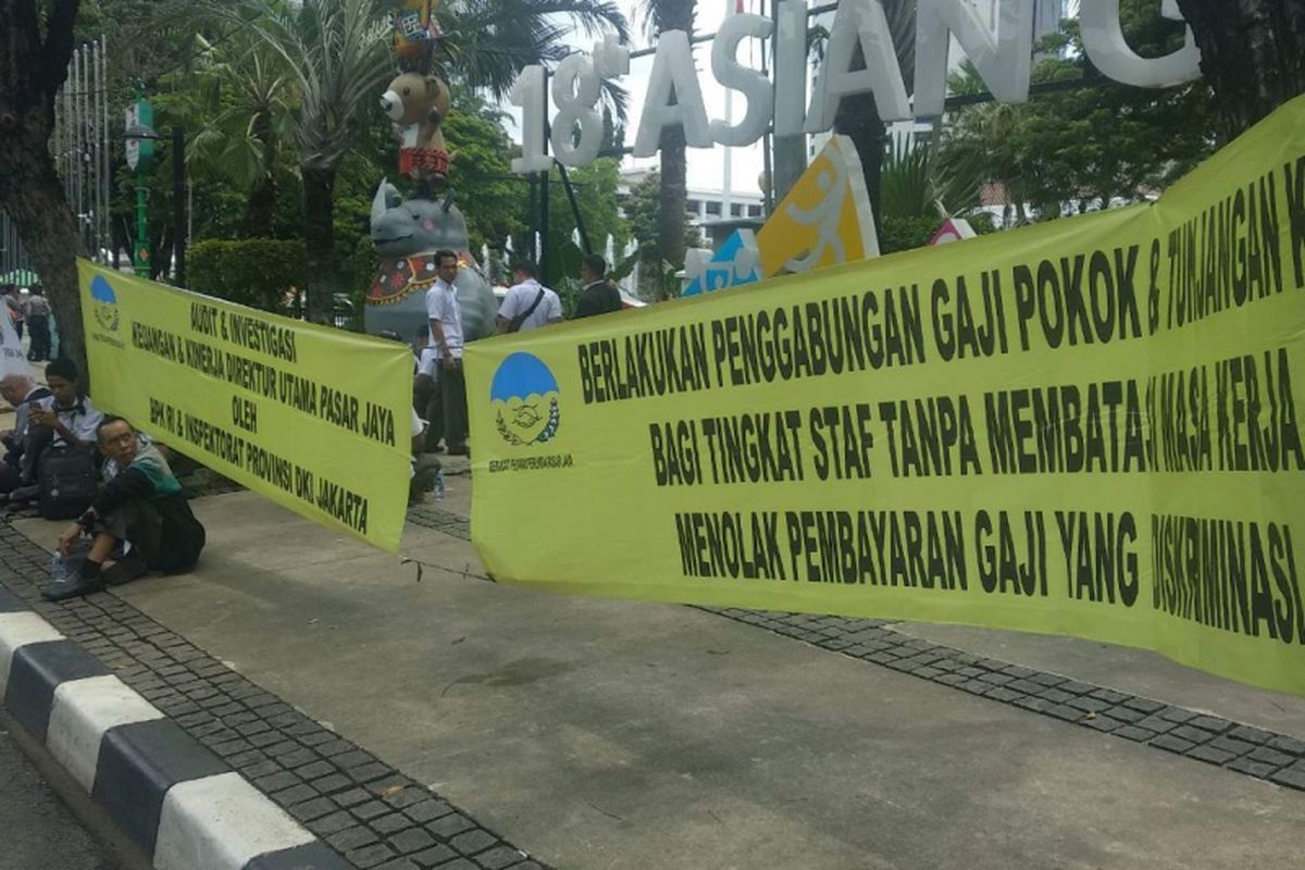 Spanduk unjuk rasa Serikat Pekerja (SP) Perumda Pasar Jaya di depan Balai Kota DKI Jakarta, Jalan Medan Merdeka Selatan, Jakarta Pusat, Rabu (30/1/2019).