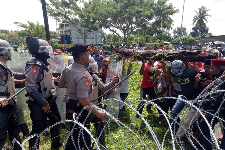 Bentrok antara aparat keamanan dengan massa pendukung cagub cawagub Maluku Utara Abdul Gani Kasuba dan Al Yasin Ali (AGK-Ya) saat pleno rekapitulasi di Kantor KPU Malut, Sabtu (7/7/2018)