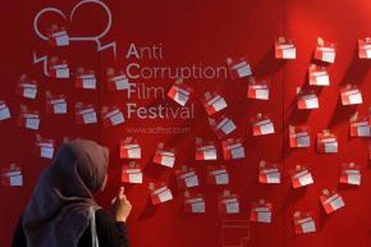 Warga menempelkan surat harapan tentang anti-korupsi dalam peluncuran Anti-Corruption Film Festival (ACFFest) 2015 di Pusat Perfilman Haji Usmar Ismail, Jakarta, Rabu (11/2/2015). ACFFest telah diselenggarakan sejak 2013, dengan menjaring para sineas muda yang memproduksi film bertemakan anti-korupsi.