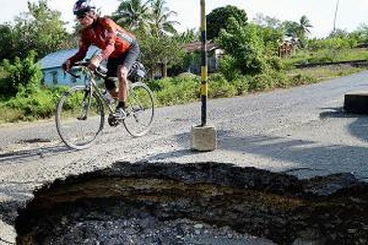 Peserta Jelajah Sepeda Kalimantan melintasi jalanan rusak di Kabupaten Paser, Kalimantan Timur, pada etape ketiga yang menempuh rute Tanjung di Kalsel menuju Batu Kajang di Kalimantan Timur, Rabu (6/5/2015). Rute sejauh 113 kilometer itu didominasi medan tanjakan, kelokan, dan jalan rusak di kawasan Gunung Halat.