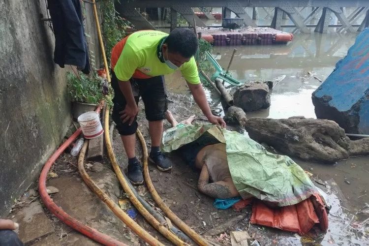 Jenazah ditemukan di Anak Kali Ciliwung, Pademangan, Jakarta Utara, Minggu (14/2/2021). 