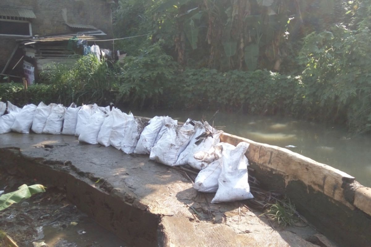 Kondisi tanggul yang jebol di RT 03/RW 06 Kelurahan Jatipadang, Pasar Minggu, Jakarta Selatan, Jumat (20/10/2017).