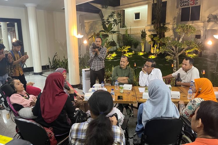 Calon wakil presiden (cawapres) nomor urut 3, Mahfud MD bertemu dengan perwakilan organisasi disabilitas di Jalan Teuku Umar, Menteng, Jakarta Pusat, Kamis (14/12/2023) malam.