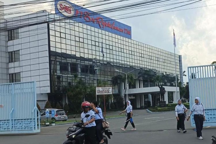 Sritex Tutup Setelah 58 Tahun, Ini Kisah Haru Para Pekerja yang Kehilangan Pekerjaan