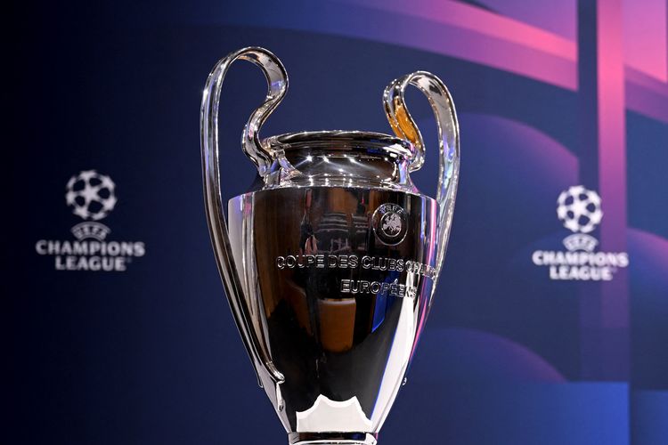 Drawing Liga Champions: Trofi Liga Champions UEFA sebelum pengundian babak 16 besar Liga Champions 2022-2023 di Nyon pada 7 Oktober 2022. Artikel ini berisi jadwal undian babak 16 besar Liga Champions 2023-2024. 