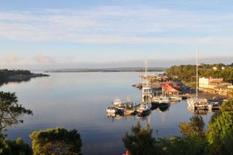 Di Tasmania wisatawan dapat mengunjungi Wineglass Bay, pantai berbentuk sabit dengan pasir putih, mendaki Gunung Wellington yang berbatu dan berangin kencang, serta memotret pemandangan panorama Hobart dan Sungai Derwent.