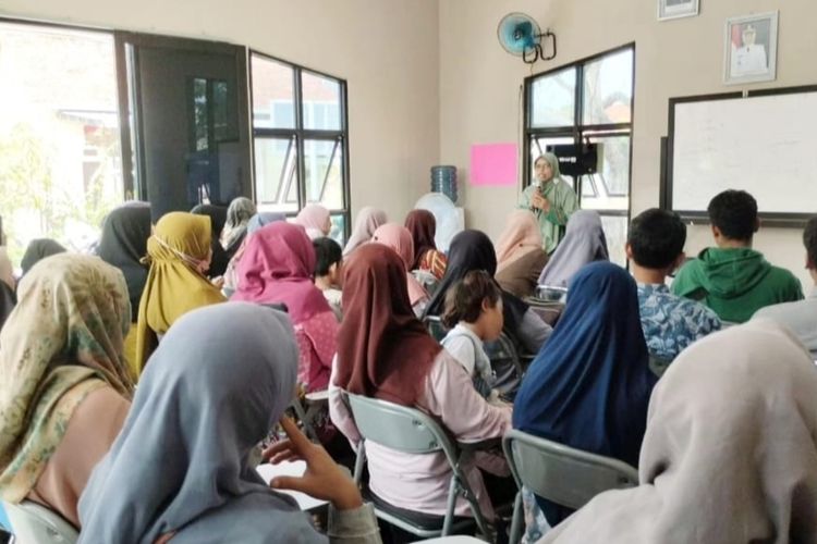 Darwinah (44) warga Desa Kenanga Kecamatan Sindang Kabupaten Indramayu Jawa Barat memberikan materi kepada warga yang ikut kelas wirausaha, beberapa waktu lalu, di Indramayu.
