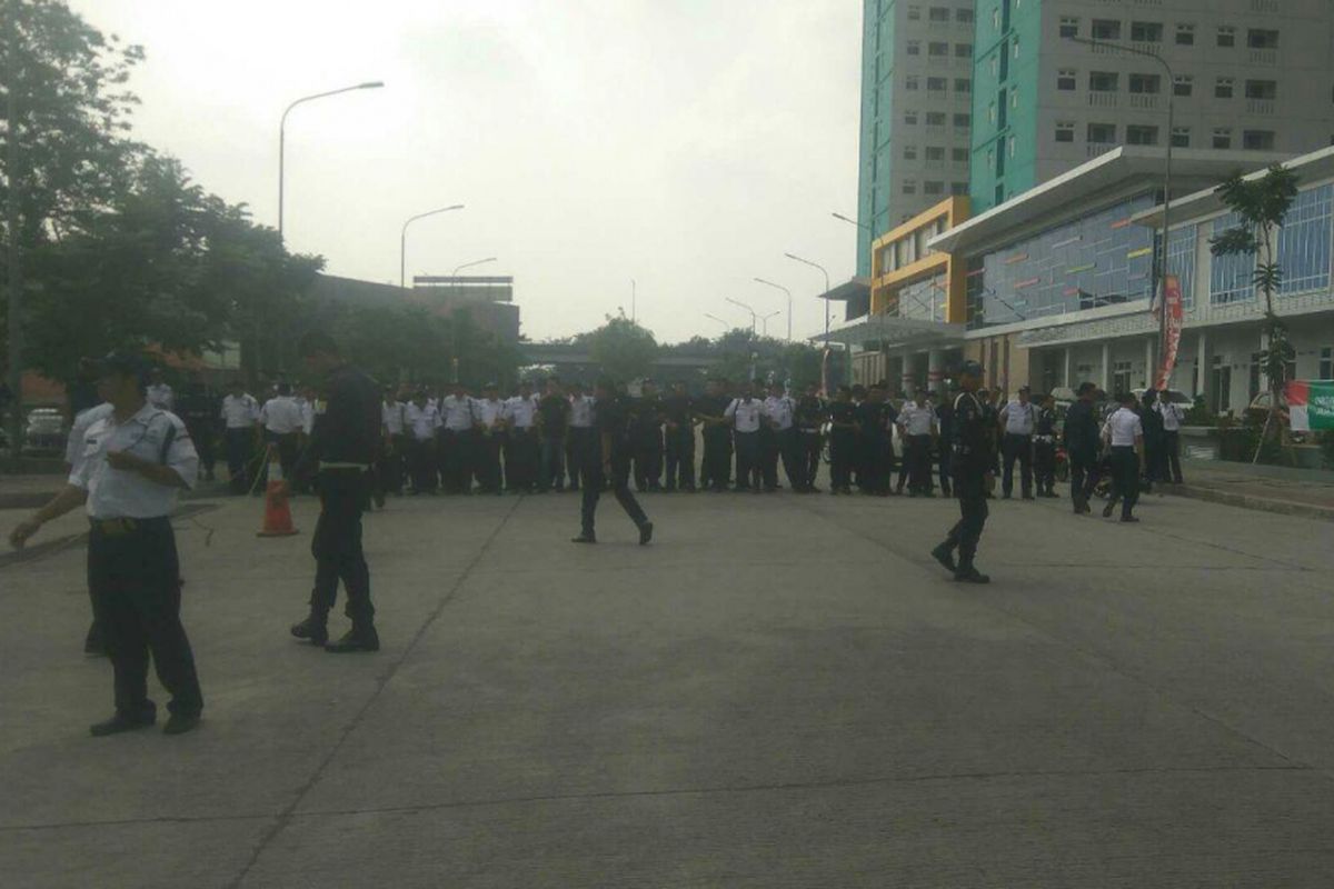 Penjagaan aksi damai penghuni yang dilakukan satpam Apartemen Green Pramuka City, Sabtu (12/8/2017).