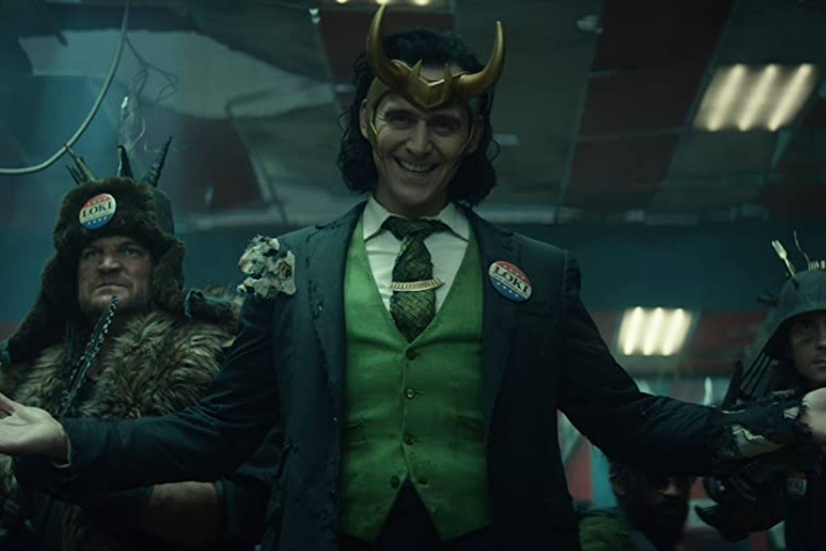 Tom Hiddleston dalam serial film Loki. 