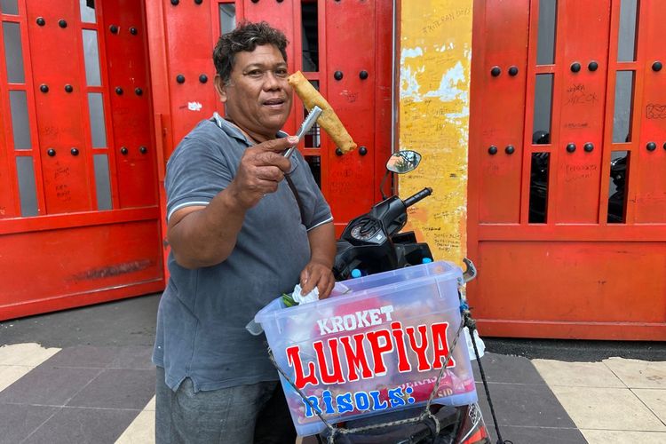 Sugeng, pedagang lumpia di depan Stadion Gelora 10 November Surabaya.