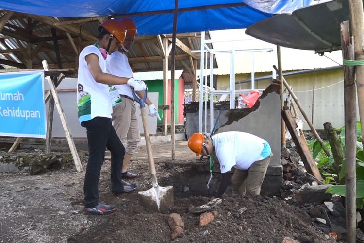 Karyawan Starbucks Indonesia tengah membangun sanitasi