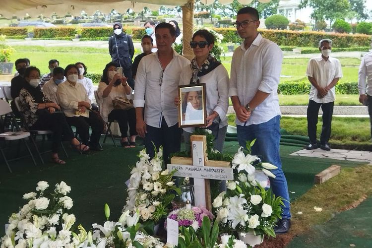 Artis Nurul Arifin, suaminya Mayong Suryo Laksono, dan anak kedua mereka Melkior Mirari Manusaktri saat foto di makam Maura Magnalia, San Diego Hills, Karawang, Jawa Barat, Rabu (26/1/2022). 