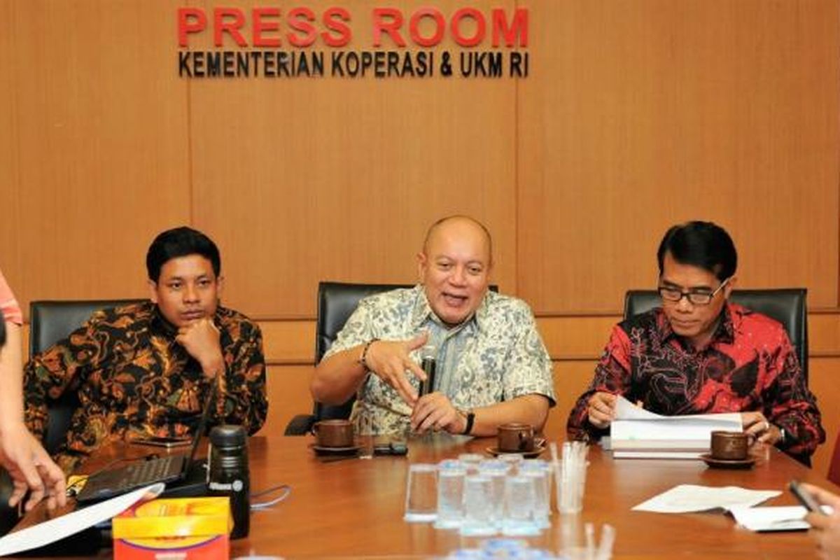 Deputi Bidang Pengembangan Sumber Daya Manusia (SDM) Kementerian Koperasi dan UKM Prakoso BS (tengah) saat jumpa pers di Kantor Kementerian Koperasi dan UKM Kuningan, Jakarta, Rabu (11/1/2017).