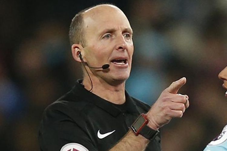 Wasit Premier League, Michael Dean, sedang memimpin laga antara West Ham United dan Manchester United di Stadion London, Senin (2/1/2016) waktu setempat.