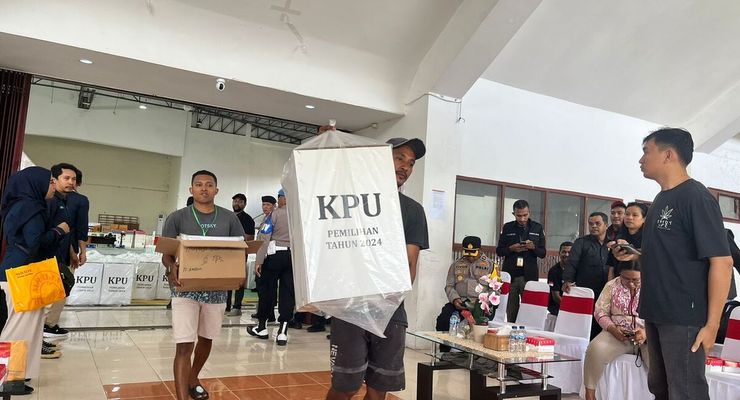 Sebelum Distribusi Logistik Pilkada, KPU Ambon Musnahkan Surat Suara Rusak