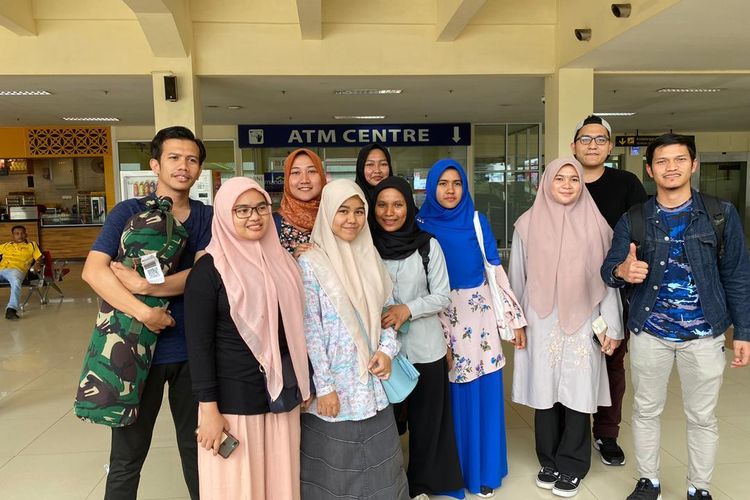 Alfi bersama mahasiswa asal Aceh tiba di Bandara Sultan Iskandar Muda, Banda Aceh, Senin (17/2/2020)