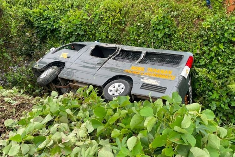 Bus Pembawa Tahanan Tabrakan lalu Terguling Masuk Parit di Labuhanbatu, Polisi Pastikan Tak Ada yang Kabur