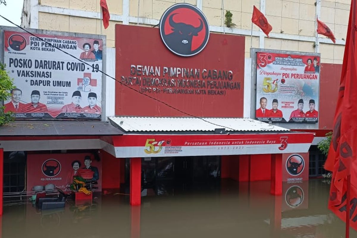Bangunan kantor DPC PDI Perjuangan di Jalan Chairil Anwar, Margahayu, Bekasi Timur yang terdampak banjir pada Senin (27/2/2023).