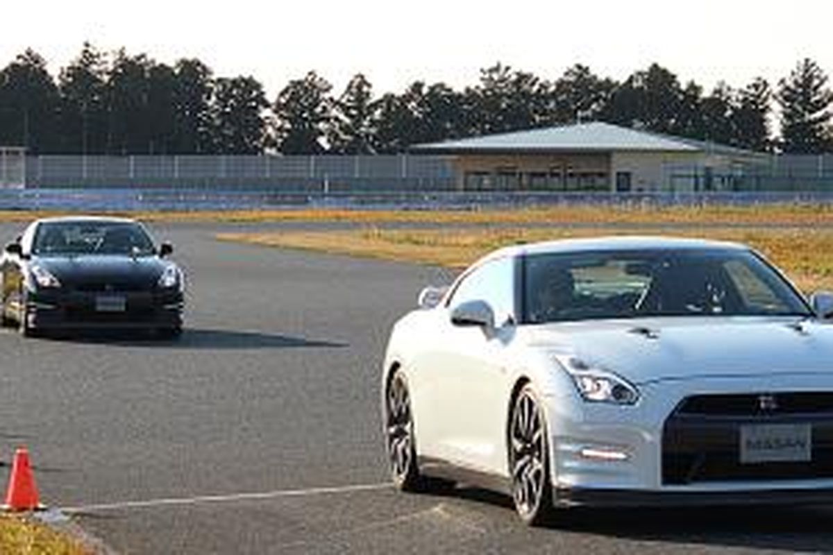 Mencoba Nissan GT-R di Sirkuit Sodegaura, Jepang