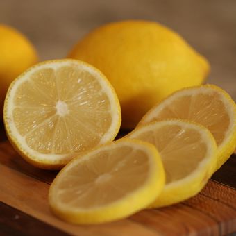 Didihkan lemon untuk membantu menghilangkan noda gosong pada panci.