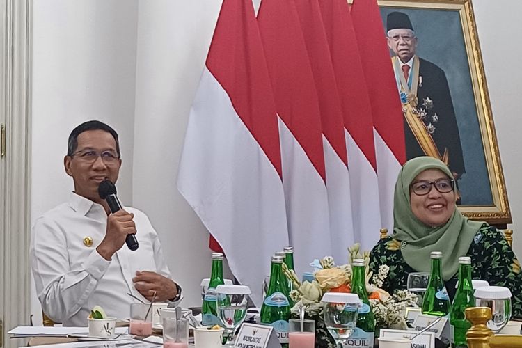 Pj Gubernur DKI Jakarta Heru Budi Hartono (kiri) saat menjabarkan persiapan penyelenggaran KTT ASEAN di Jakarta, Rabu (23/8/2023) di Balai Kota.