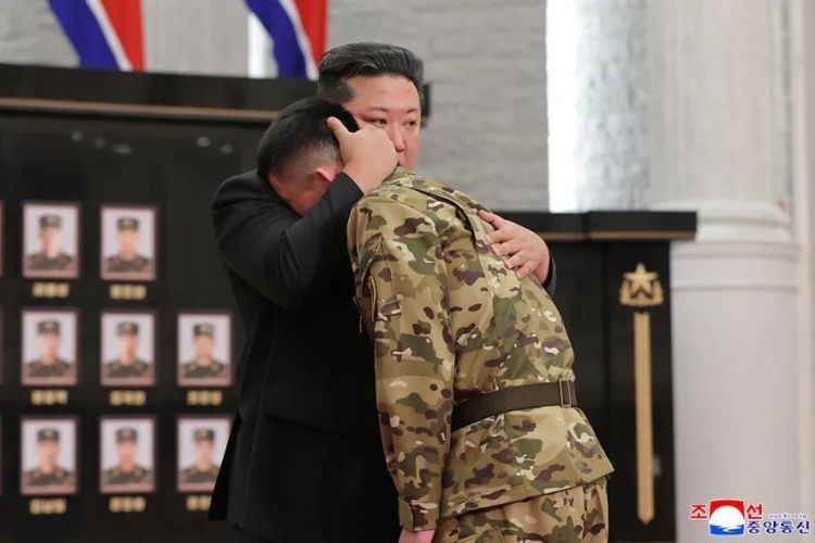 Momen Langka, Kim Jong Un Menangis Saat Terima Tentara Korut yang Tewas Bela Rusia