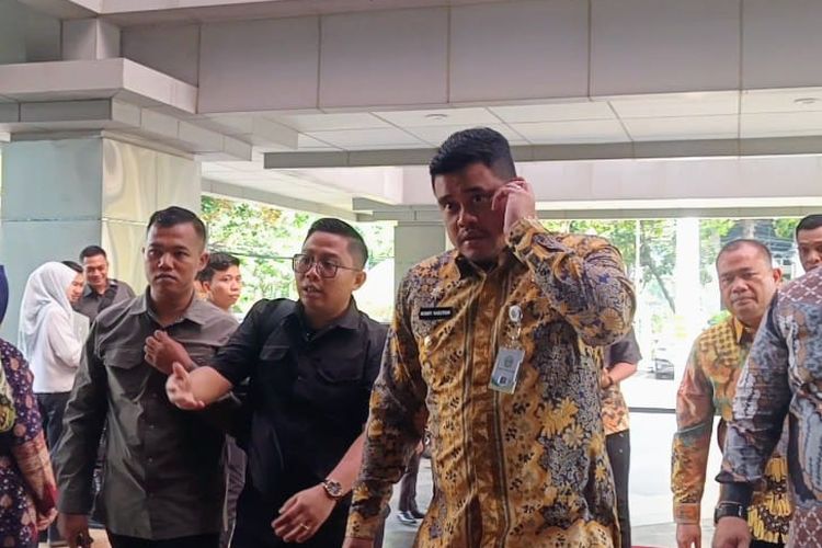 Gubernur Sumatra Utara (Sumut) Bobby Nasution sampai di lokasi kantor Menkeu Purbaya pada Selasa (7/10/2025) sekitar pukul 09.10 WIB.
