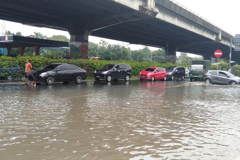 Mobil Terpaksa Lewati Banjir, Begini Cara Amannya