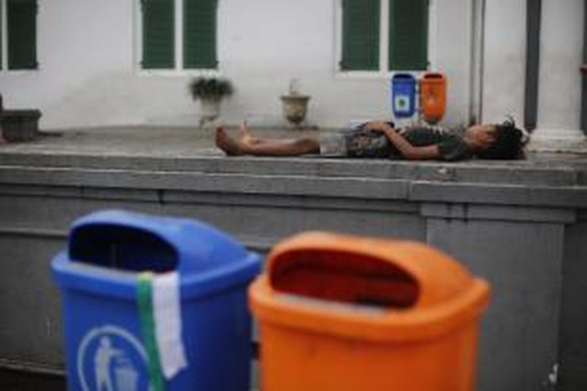 Anak jalanan terlelap di kawasan Kota Tua di Taman Fatahillah, Jakarta Barat, Sabtu (8/3). Keberadaan rumah singgah harusnya diperbanyak untuk alternatif memberdayakan anak-anak yang secara bentukan mental emosional belum kokoh ini. Kompas/Agus Susanto (AGS)