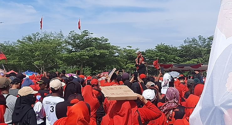 Ganjar Ajak Pengasuhnya Naik Panggung saat Kampanye di Lampung